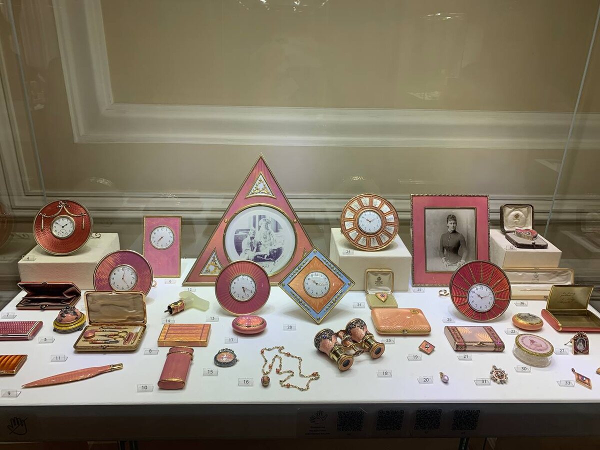 Стенд с розовой эмалью в музее Фаберже. Фото из личного архива