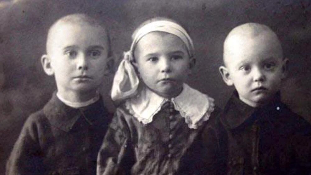 Леонид Гайдай (справа) вместе с братом и сестрой. Фото с сайта/https://cont.ws/@user3885/2474372