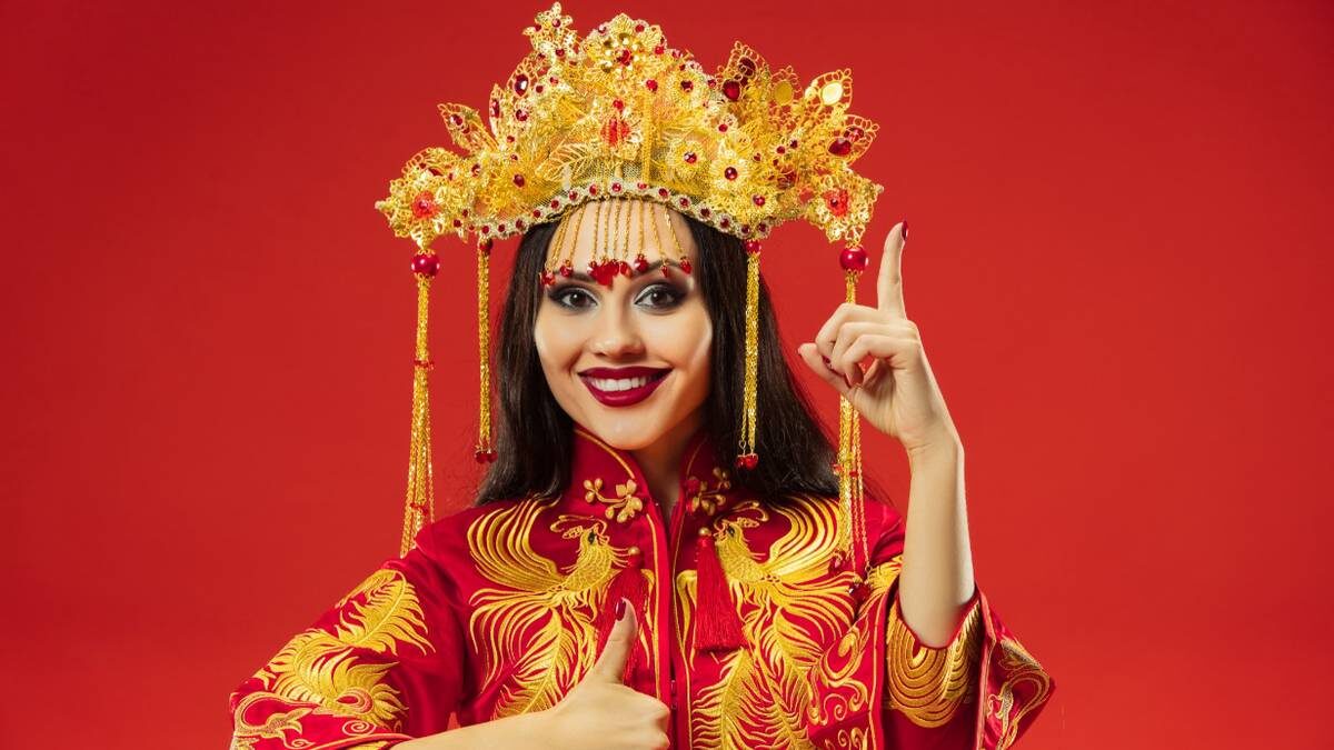    Традиционные китайские цвета — красный и золотой. Считается, что они олицетворяют радость и богатство. Поэтому для праздника лучше выбрать наряд именно в такой цветовой гамме / Фото: Shutterstock