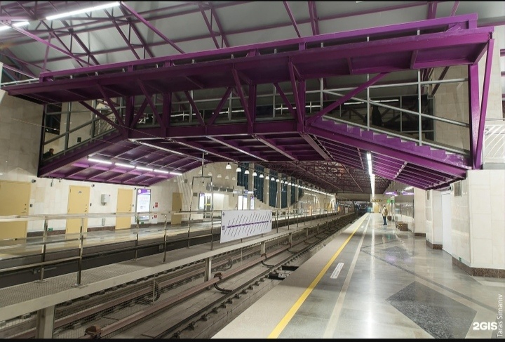 Глядя на такие станции невольно возникает вопрос: а надо было их вообще строить? 