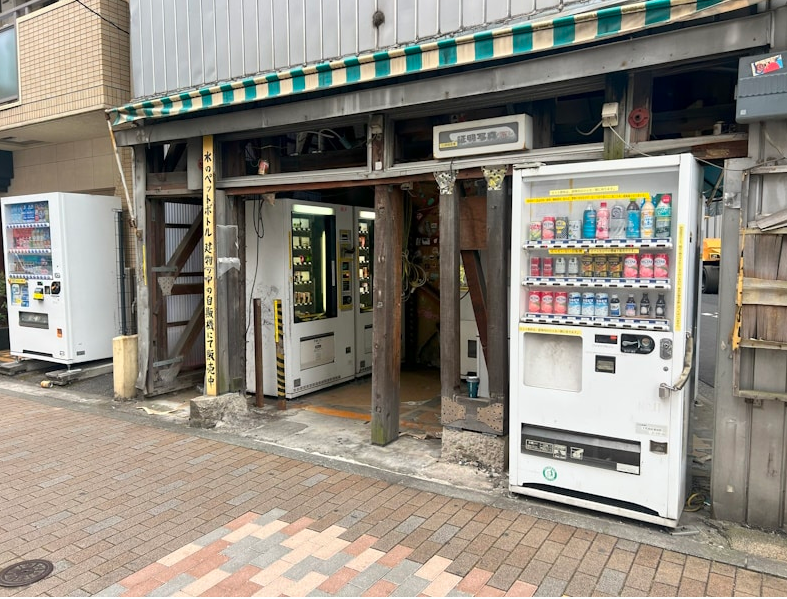 Местечко с прогнившими досками и покрытыми мхом колоннами