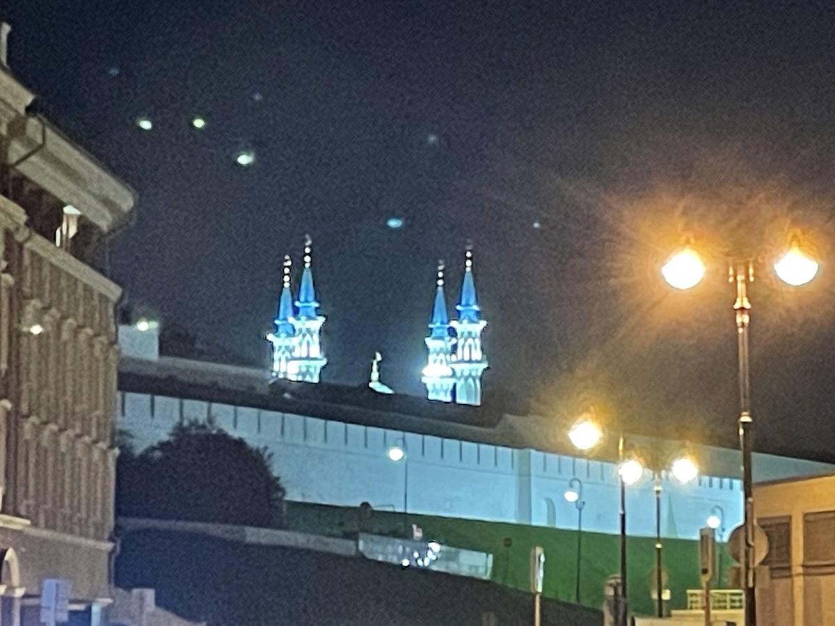 У стен Казанского кремля, построенного в середине 16 века. Видно минареты мечети Кул-Шариф