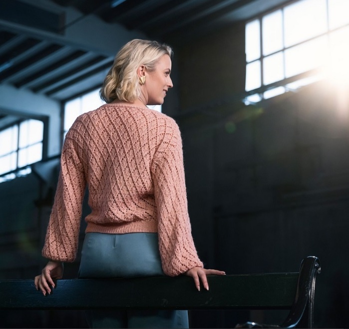  Розовый джемпер. Фото источник: коллекция Thea Vesterby. 