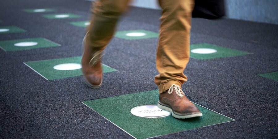 Пешеходы на «умном» тротуаре с подсветкой