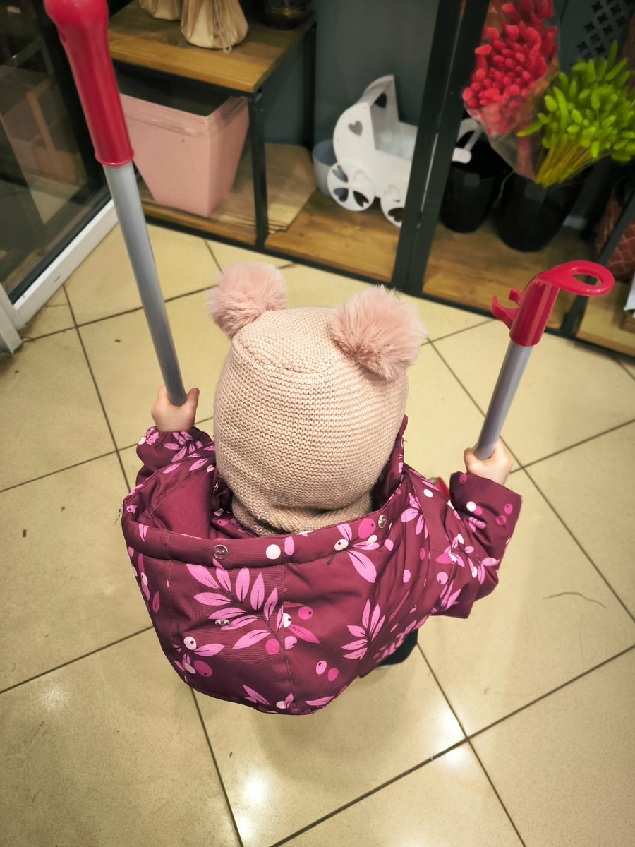 Тея в кофейне. Ее ритуал взять щётку и совок и все подмести 👌