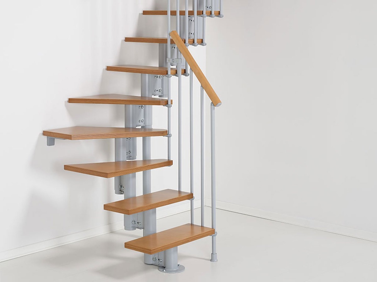 Металлокаркас требует надежного и ровного основания.