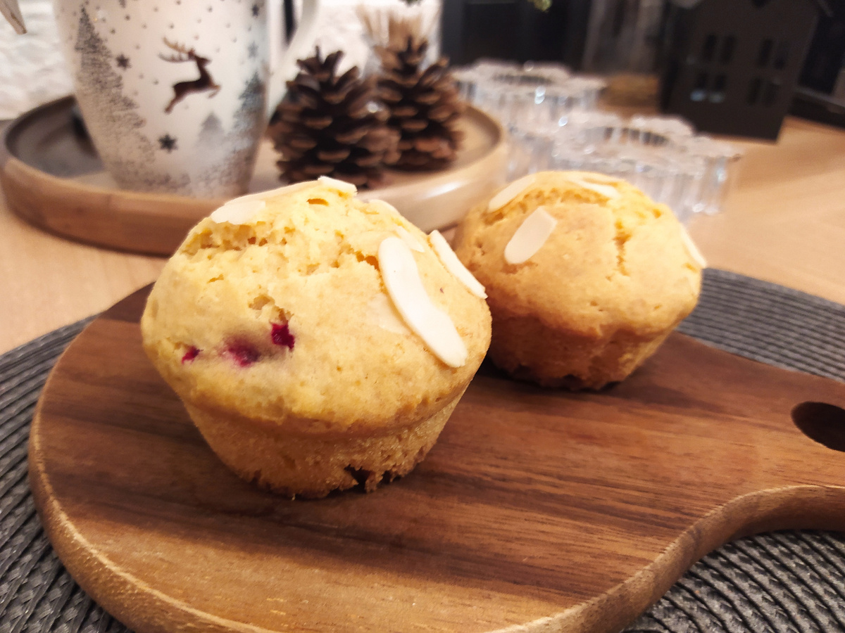 Клюквы добавляла совсем немного, переживала, что размокнет тесто. Можно было добавить больше.