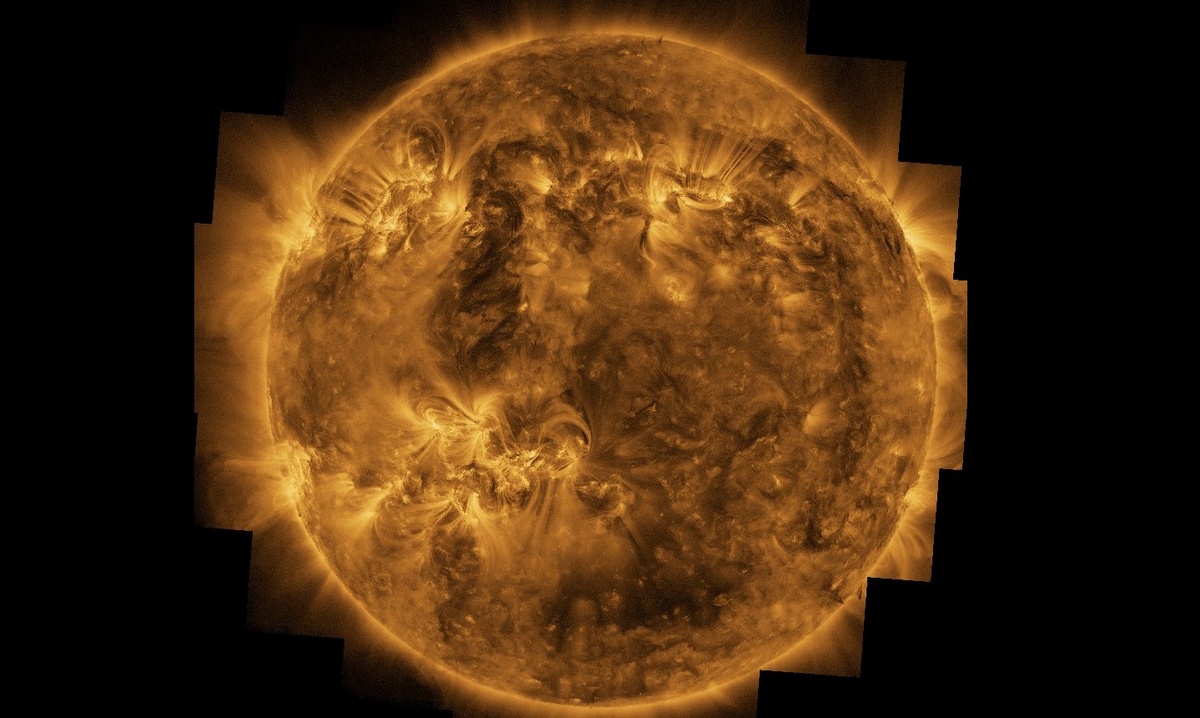 Фотомозаика солнечного диска, состоящая из 25 детализированных снимков, выполненных в ультрафиолетовом диапазоне излучения (источник изображения: ESA)