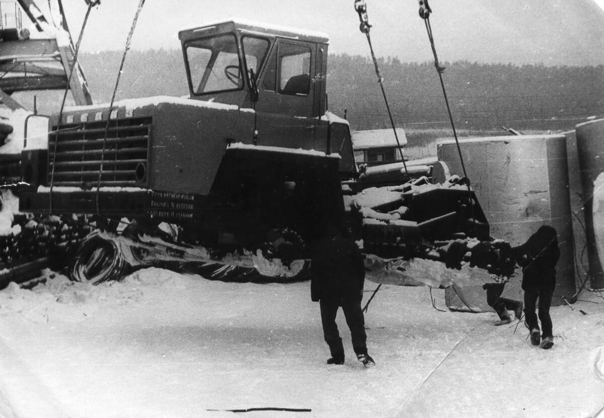 Фото автора. Усть-Кут. Сборка новых БелАЗ. На снимке БелАЗ–540.