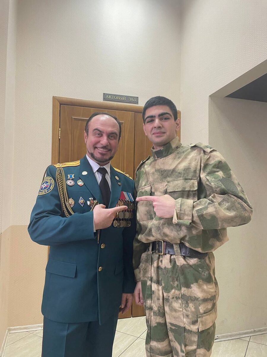 Бакур и Алексей Владимирович, руководитель творческой студии. Фото: Юра, друг