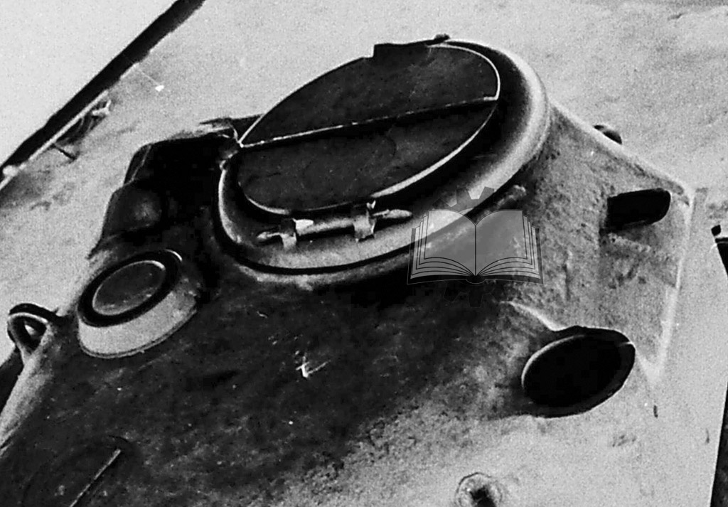 У самых первых образцов Medium Tank M4A1 не было даже штырей под зенитный пулемет.