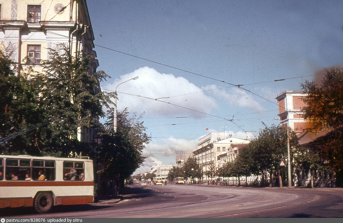 Перспектива Советской улицы возле "Дома со шпилем". Конец 1970-х годов.