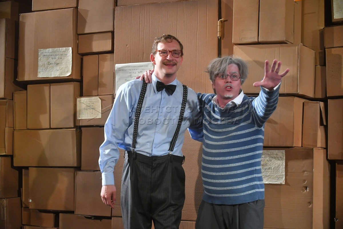 Все декорации на сцене сделаны из коробок