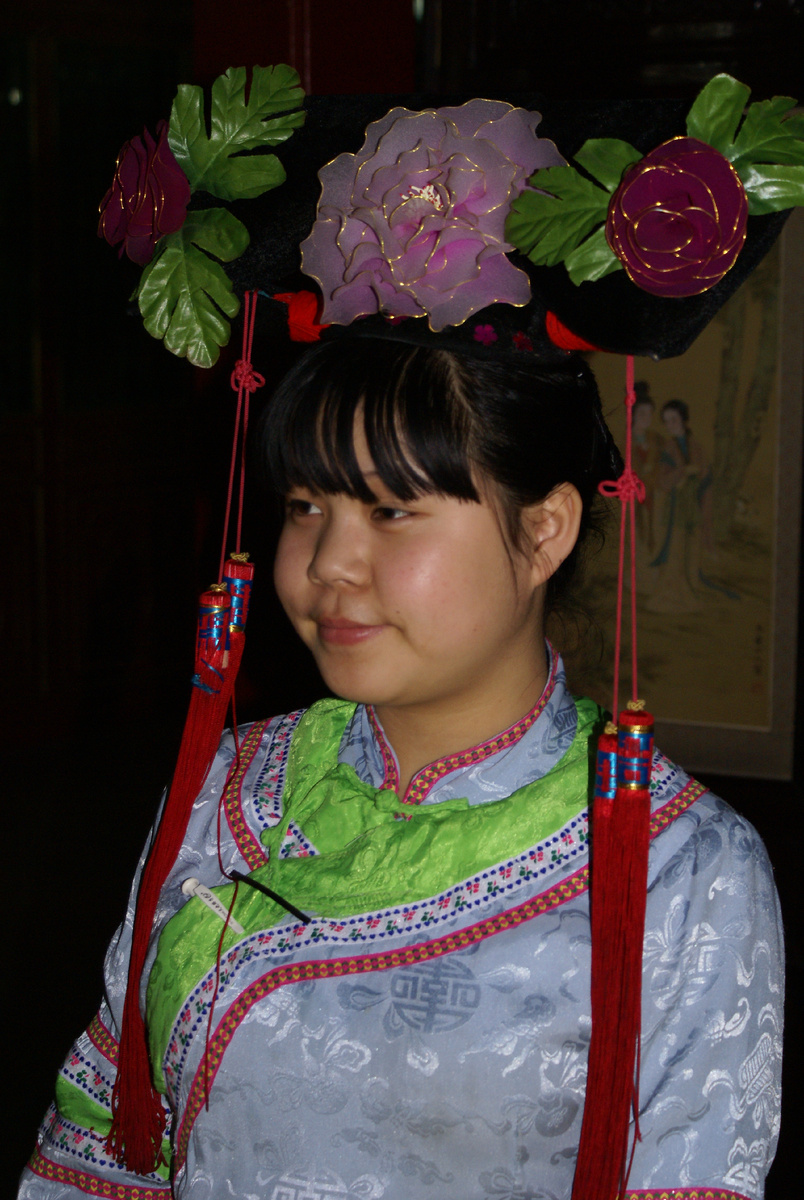 Очень понравился наряд девушки из пекинского ресторана. Особенно головной убор.