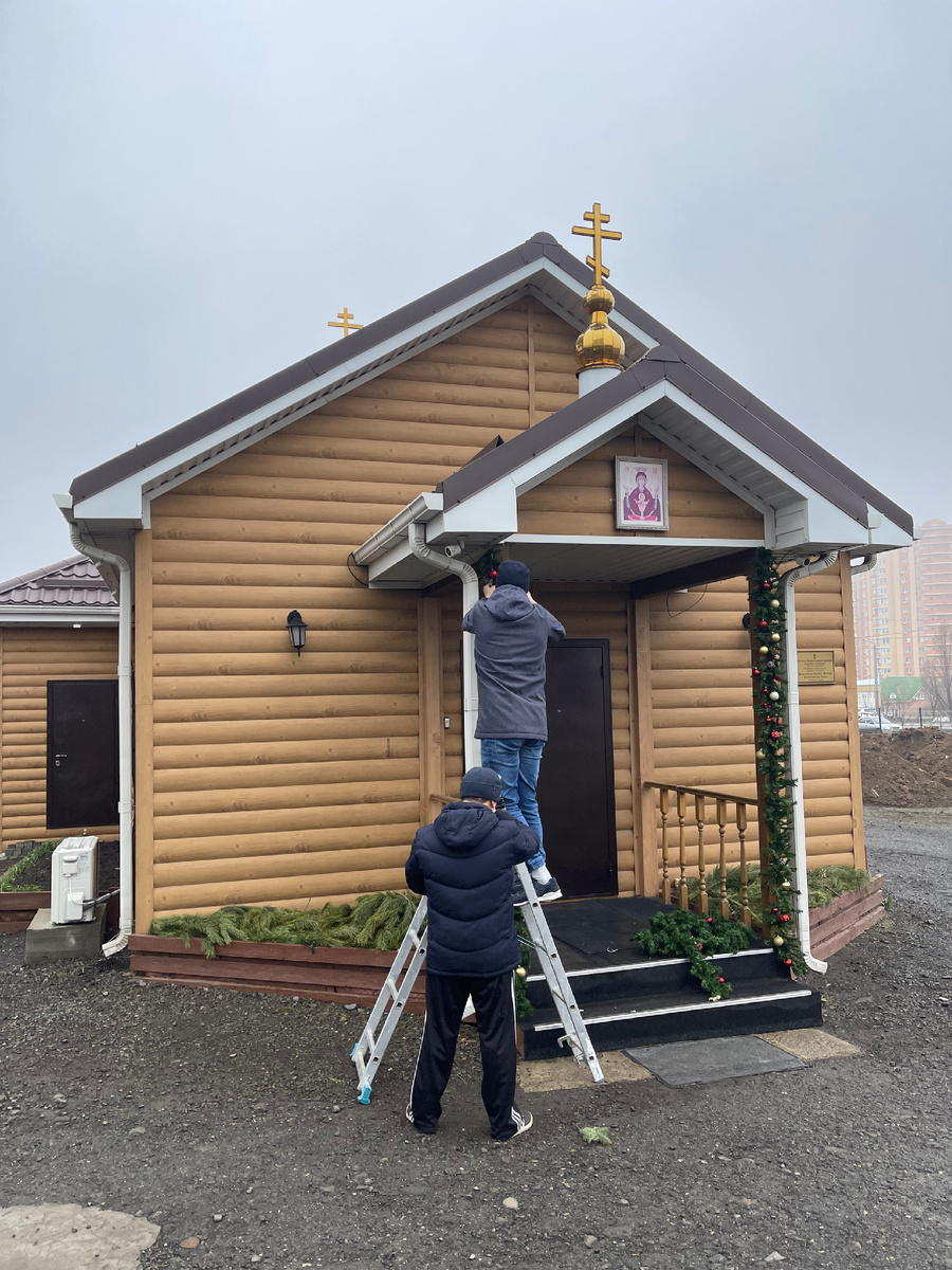 Уборка территории храма после Праздника Крещения Господня