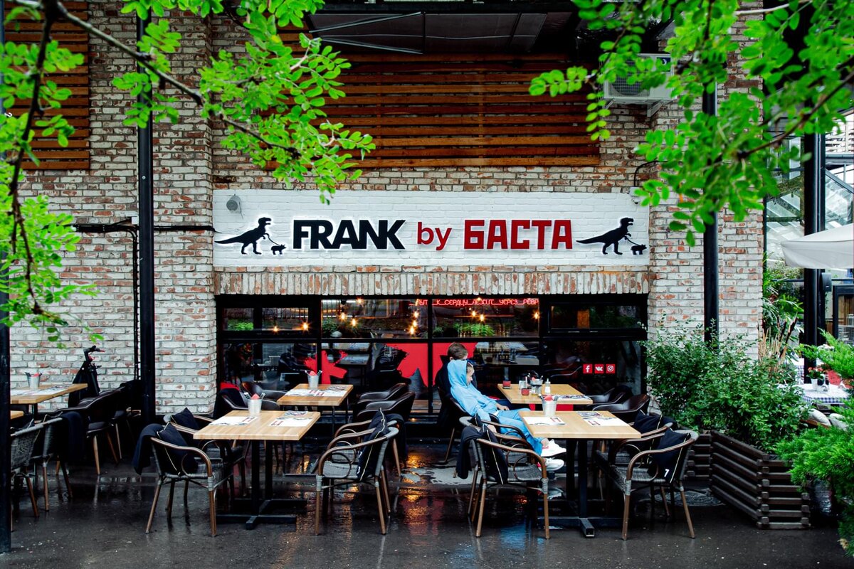 Приписка «by Баста» появилась не сразу, ведь первые рёберные открылись в Петербурге в 2016 году, а уже в 2019 когда к команде подключился Василий Вакуленко. В рёберных, которых в одной Москве только 16 штук, брутальный темный интерьер, громкий хип-хоп, неоновые вывески и отличные рёбра в меню. И в последней части предложения сложно усомниться, ведь длинные очереди на вход – символ проекта и знак качества.