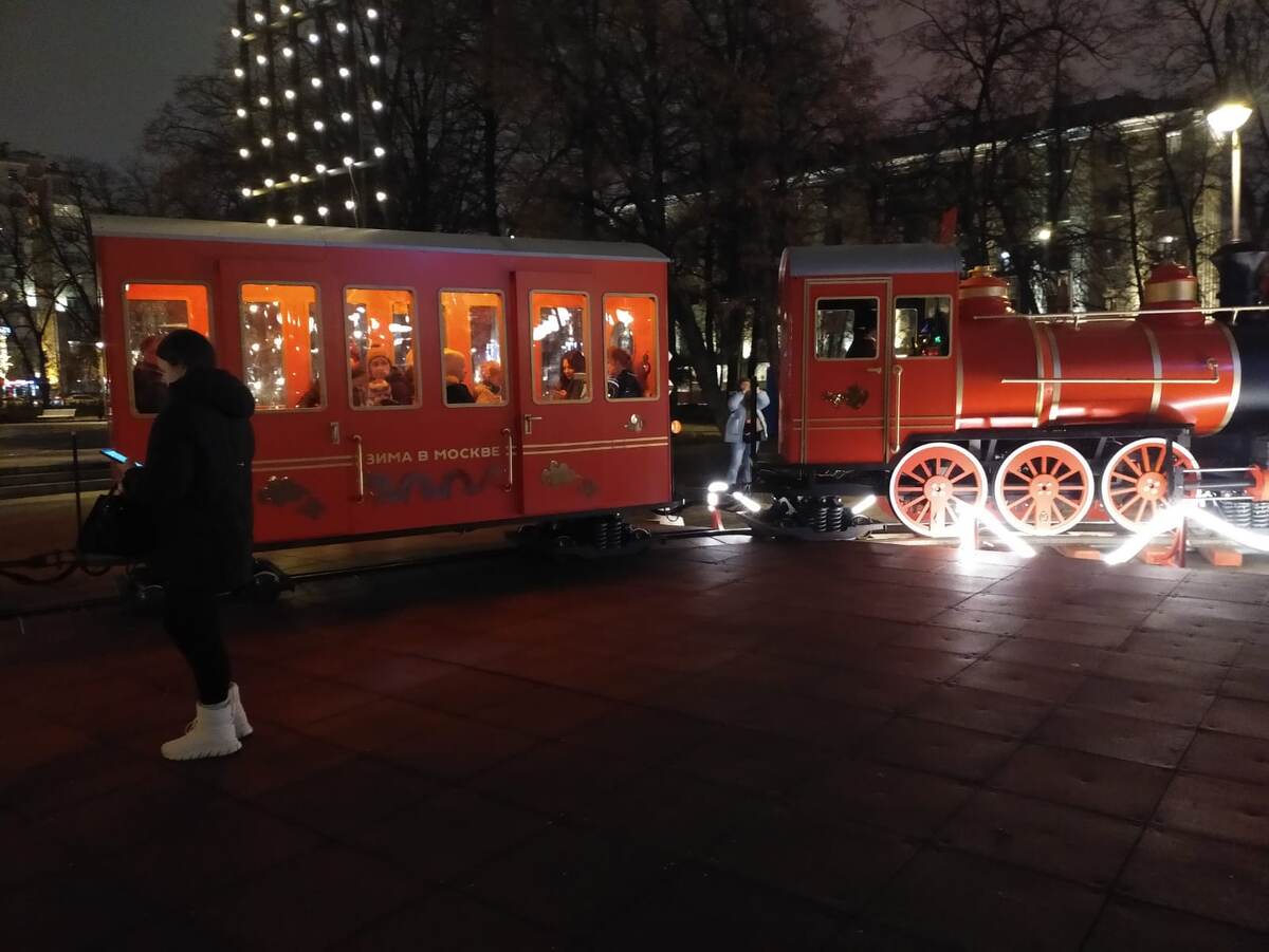 Совет: ожидая свой сеанс, не сидите внутри вокзала.  Намного интереснее выйти на улицу и встретить поезд