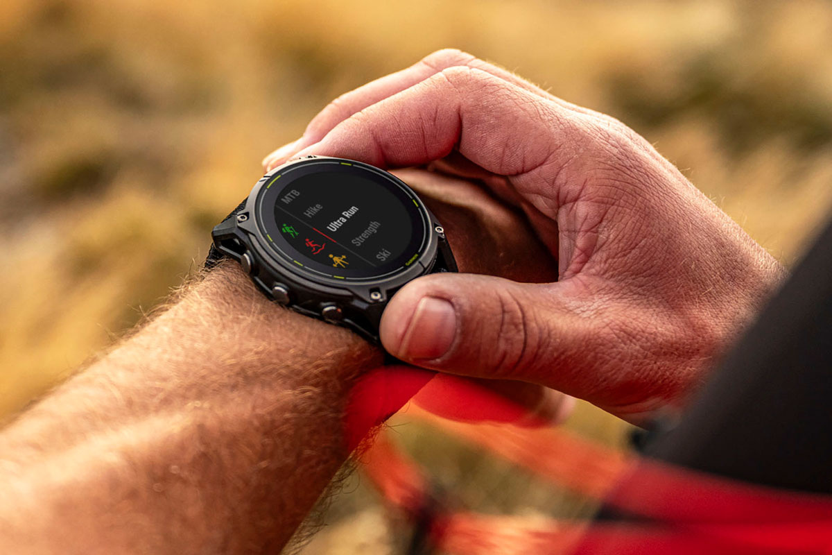 экран Garmin гаснет, устройство перезагружается