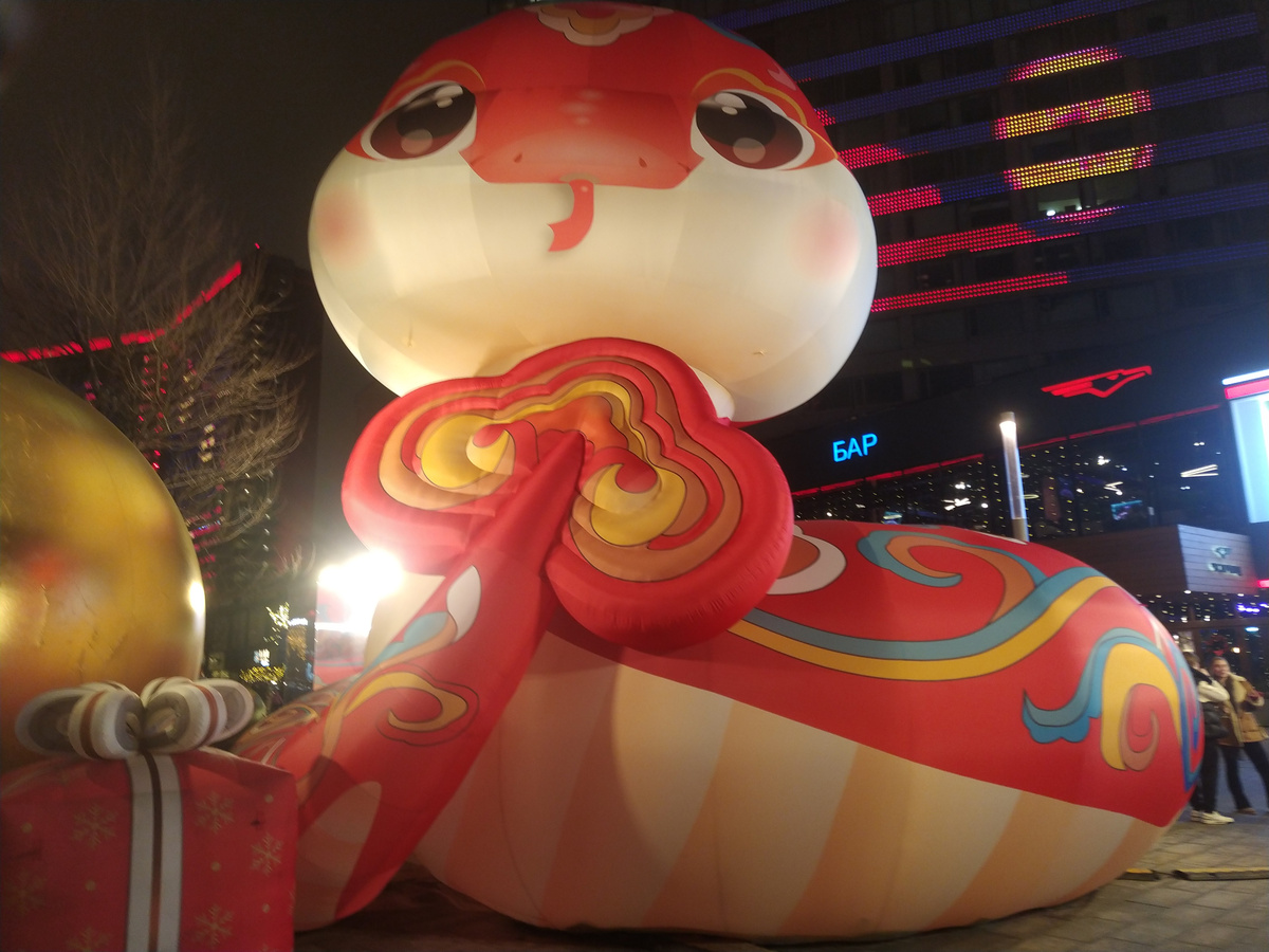 Украшения к Китайскому Новому Году 2025 в Москве в виде змей