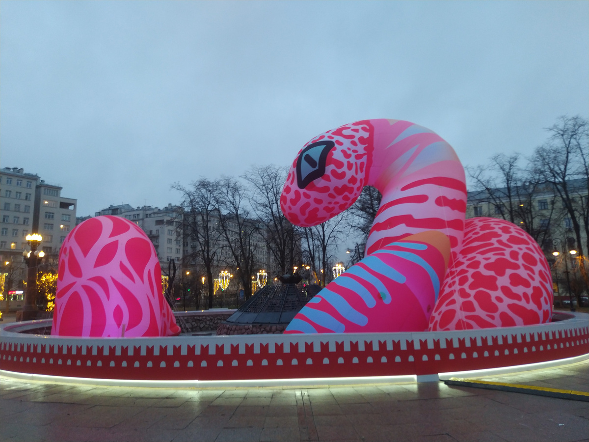 Украшения к Китайскому Новому Году 2025 в Москве в виде змей