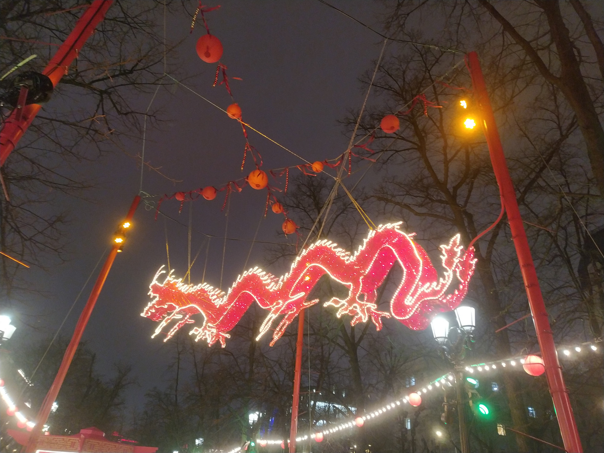 Новые украшения к Китайскому Новому Году 2025 в Москве в виде драконов