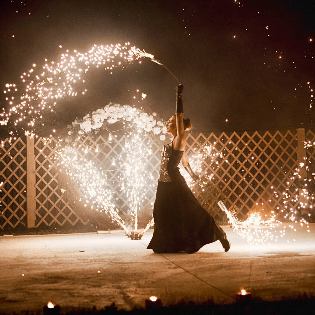 ph: Никита Журнаков. Фото из личного архива Надежды. В руках у артистки пиротехнические пои