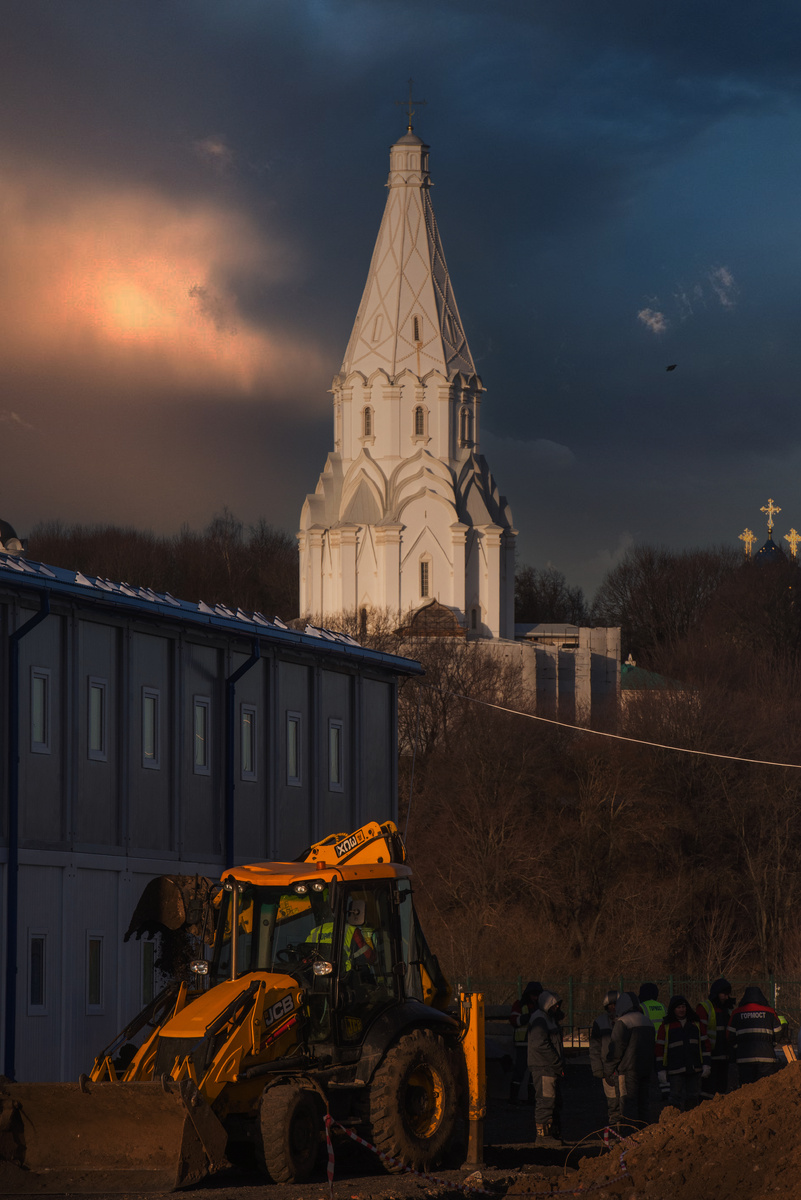 Храм Вознесения в окружения Коломенского миграционного города