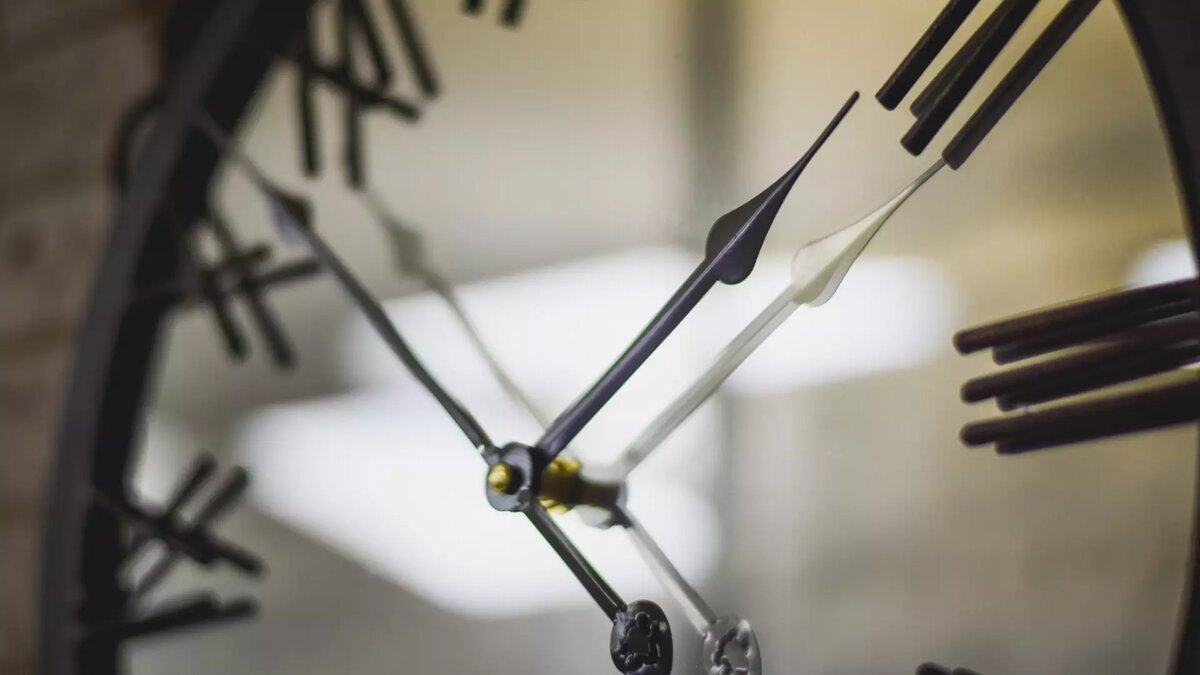 За 70-летнюю историю существования часов стрелки переводили более 20 раз, но еще никогда так близко к «полуночи». Автор: Антон Засимов Источник: 1MI