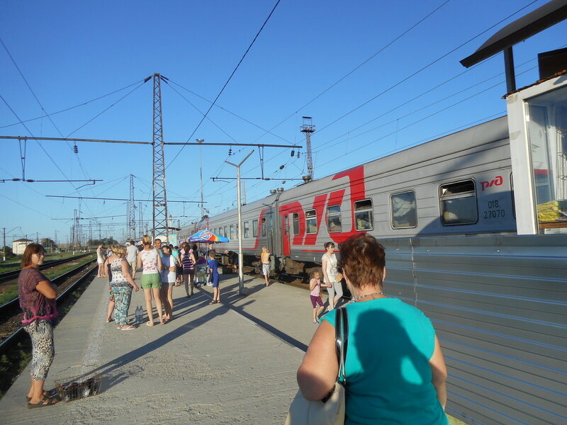 Пассажиры поезда 284/283 разминают конечности на стоянке в Лихой