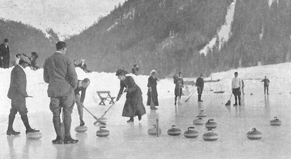 На этой фотографии, возможно, запечатлён момент из жизни людей XIX века. Они вышли поиграть на озеро, где уже есть камни, соответствующие современным стандартам.