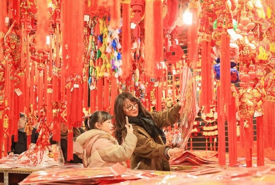    Люди покупают украшения для праздника