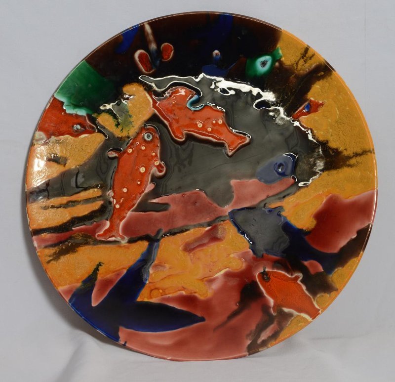 Блюдо 40,0 см. "Рыбы". 1963. Гжель. Фаянс, глазури цветные, роспись. Государственное автономное учреждение культуры Ярославской области "Переславль-Залесский государственный историко-архитектурный и художественный музей-заповедник". Листайте галерею вправо.