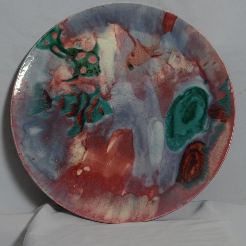 Блюдо "Рыбы Красные". 1960. фаянс, глазури цветные, роспись. Диаметр 36,0 см. Государственное автономное учреждение культуры Ярославской области "Переславль-Залесский государственный историко-архитектурный и художественный музей-заповедник". 