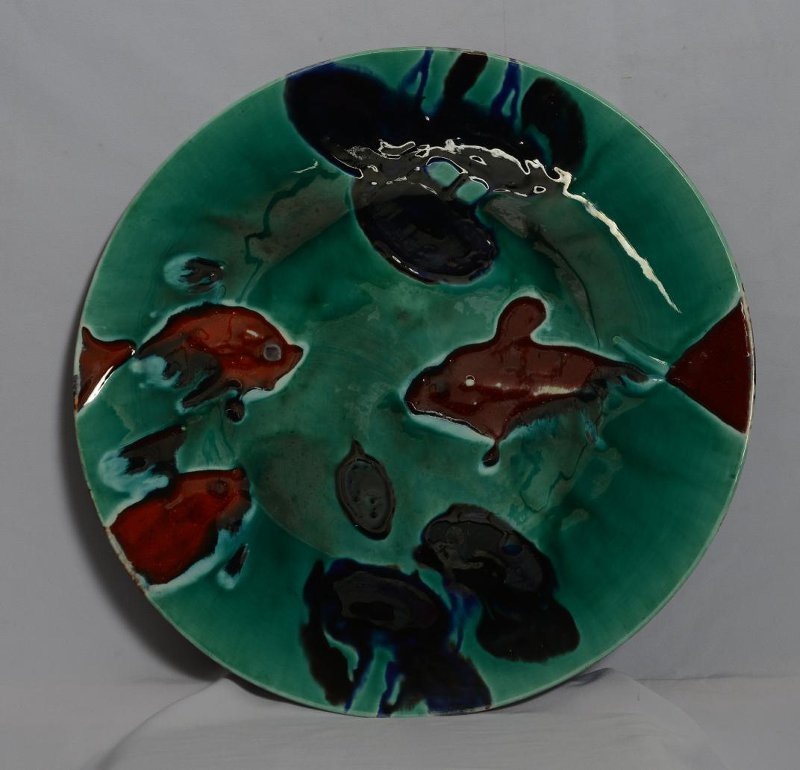 Блюдо "Рыбы". 1964. Фаянс, глазури цветные, роспись. Диаметр 40,9 см. Государственное автономное учреждение культуры Ярославской области "Переславль-Залесский государственный историко-архитектурный и художественный музей-заповедник". 