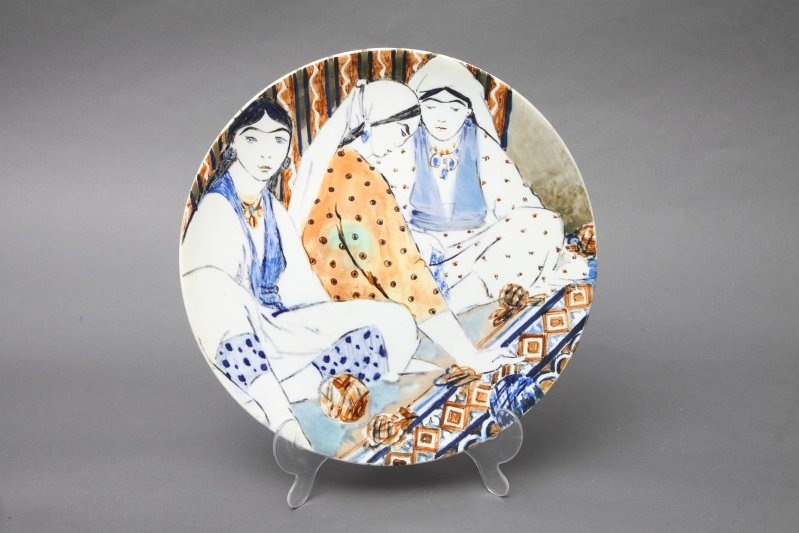 Декоративная тарелка "Узбечки за работой". 1960. Фаянс, роспись подглазурная. Диаметр 41,0 см. Государственное бюджетное учреждение культуры города Москвы "Государственный дворцово-парковый музей-заповедник "Останкино и Кусково". Листайте галерею вправо.