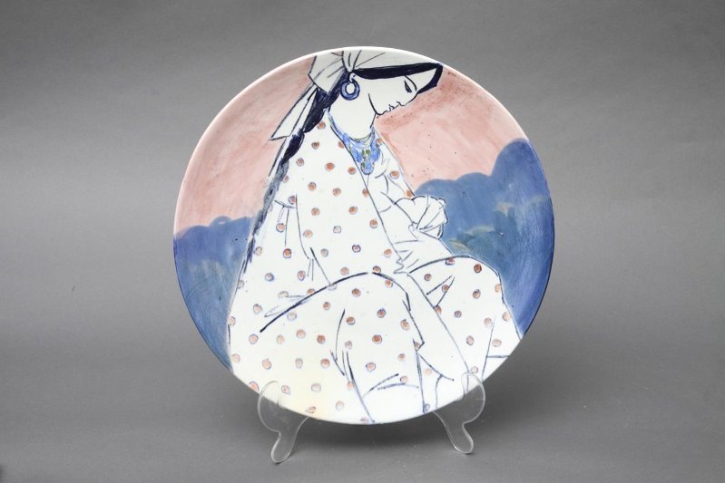 Декоративная тарелка "Узбечка с ребенком". 1960. Фаянс, роспись подглазурная. Диаметр 40,5 см. Государственное бюджетное учреждение культуры города Москвы "Государственный дворцово-парковый музей-заповедник "Останкино и Кусково".