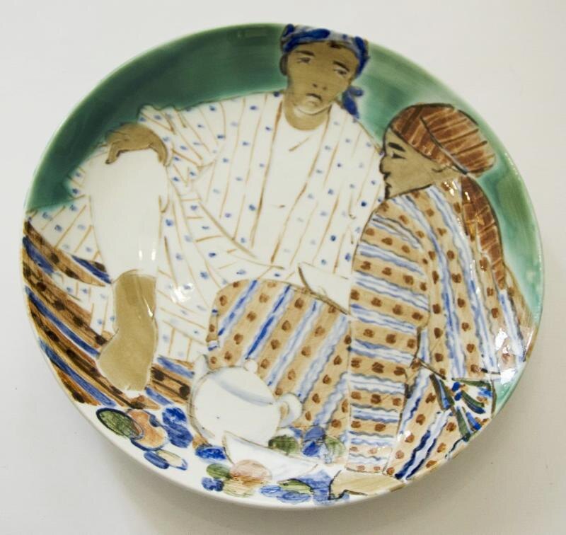 Блюдо. "Чаепитие".  1960. Фаянс, роспись подглазурная. Диаметр 28,4 см. Государственное бюджетное учреждение культуры "Пензенская областная картинная галерея им. К.А. Савицкого".