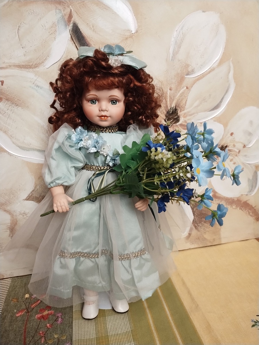 Кукла  в голубом наряде