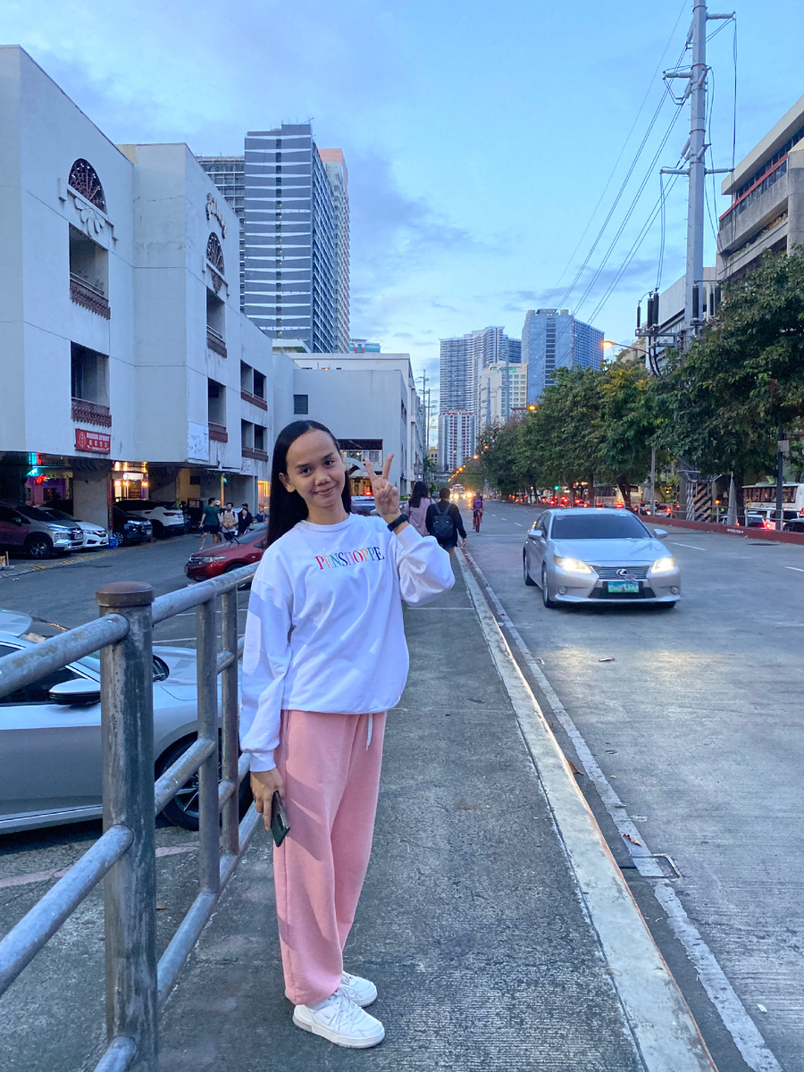 Фото Лили на улице Макати.