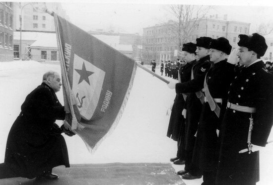 Прощание начальника училища Столярова Л.Н с училищем и знаменем училища.