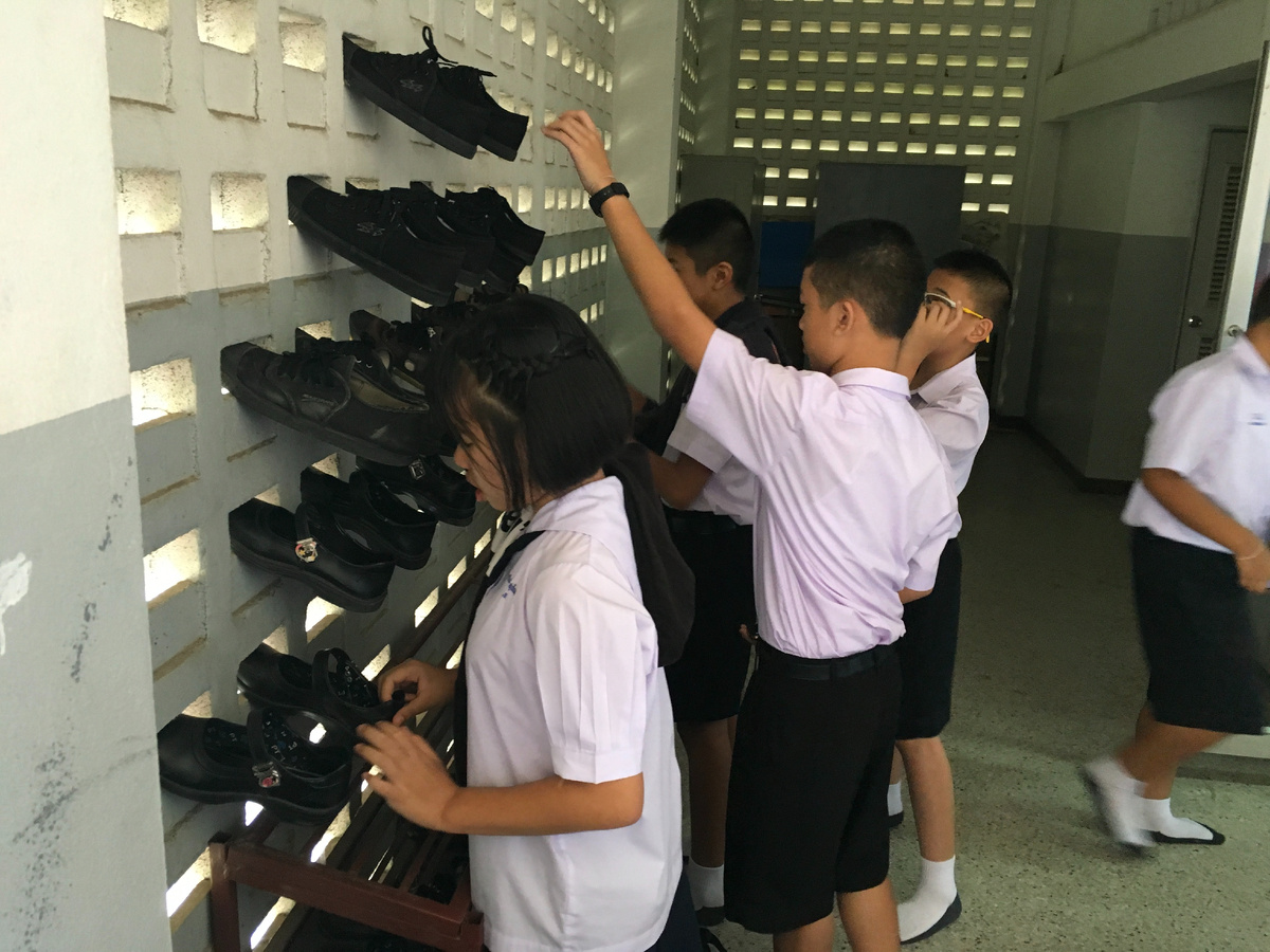 Игра: тайские шахматы. Играют ботинками. Игра продолжается до пиз...лей от учителя.