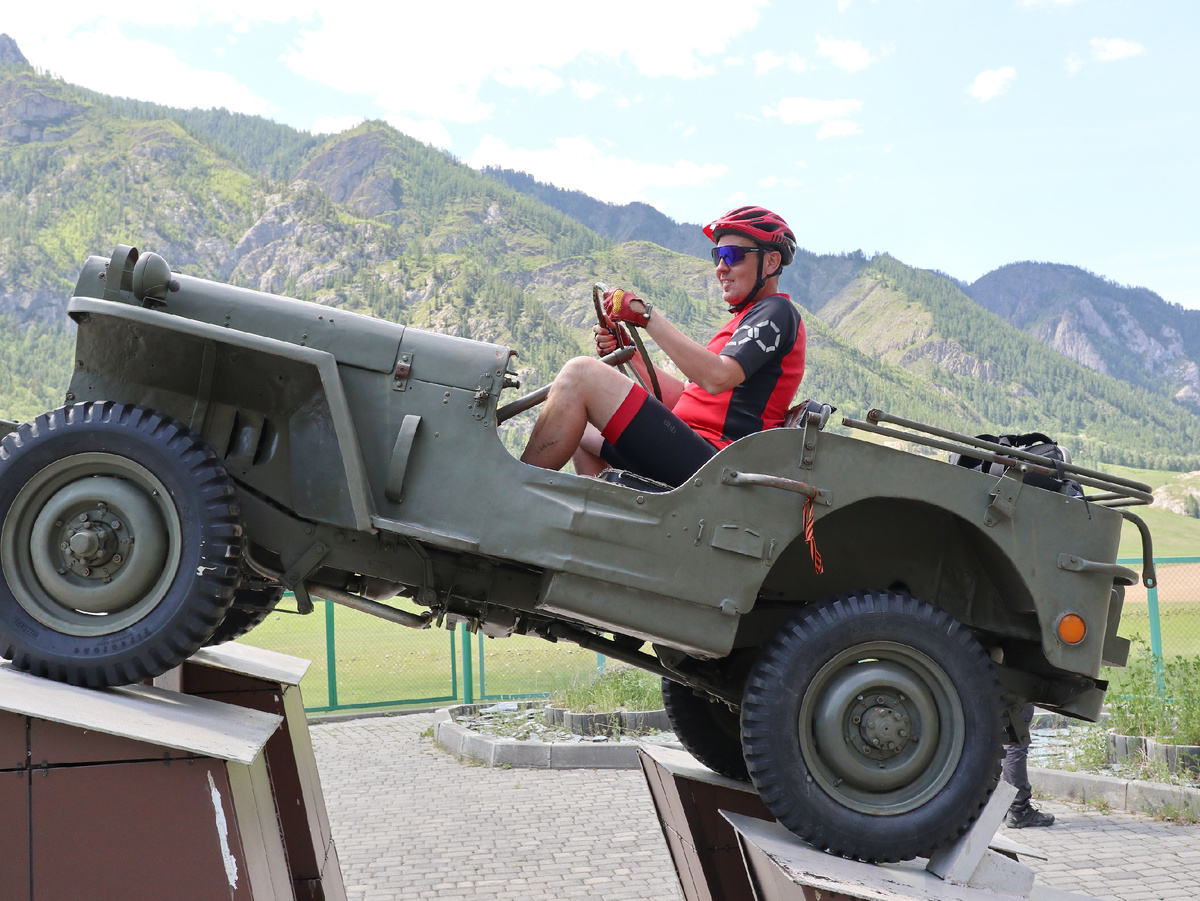 Тачка очень тесная, наверное тогда люди были другие, я кое как влез, про мневры для упрвления ваще сложна, тут я неплоха так отъелся)))