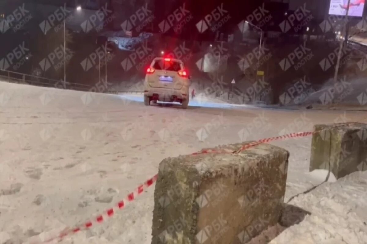    В темное время суток, водитель Nissan X-Trail смог проехать до Всеволода Сибирцева, но, увидев преграду в виде бетонных блоков, развернулся и поехал вниз по встречной полосе