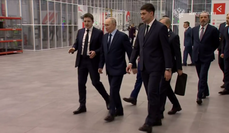    Путина в центре беспилотных авиасистем «Самара» встречал уроженец Гая Константин Яшин Белов Михаил Александрович