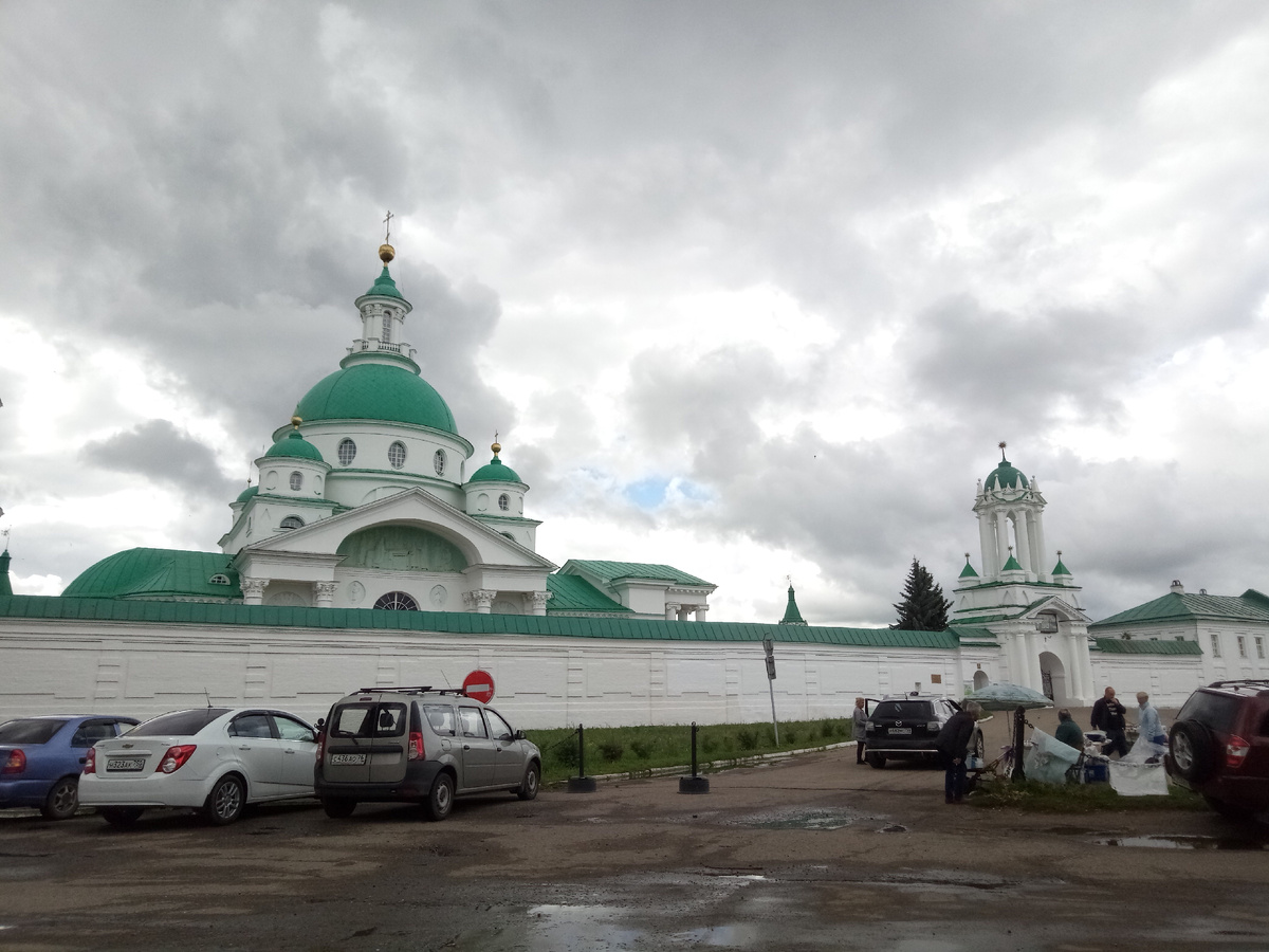 Вид с авто стоянки у монастыря на Собор Димитрия Ростовского за оградой монастыря.