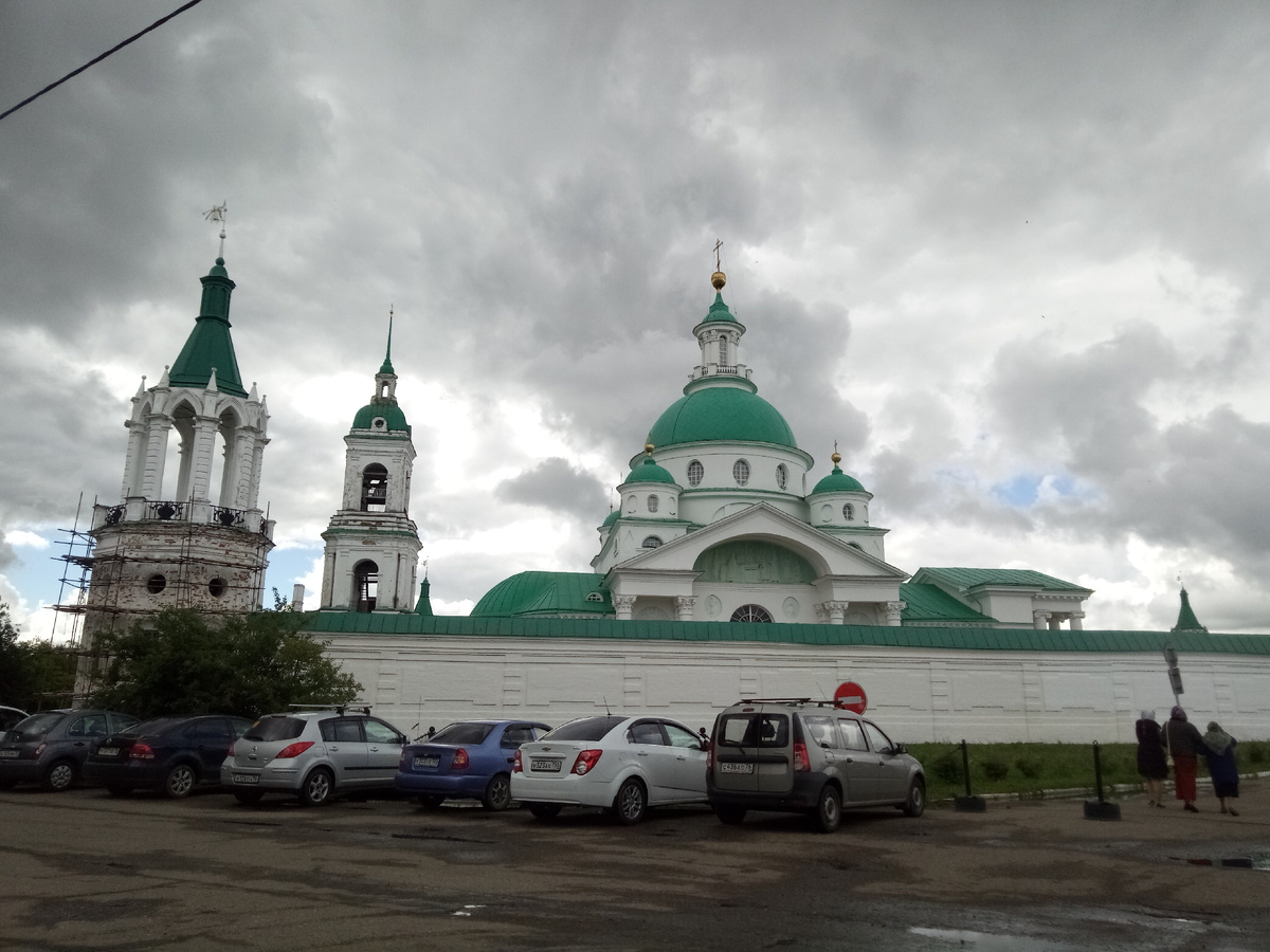 За оградой монастыря виден самый большой храм монастыря - Димитриевская церковь, слева северо-восточная башня ограды и колокольня (построена в 1777-79 гг.) над закрытыми Святыми воротами.