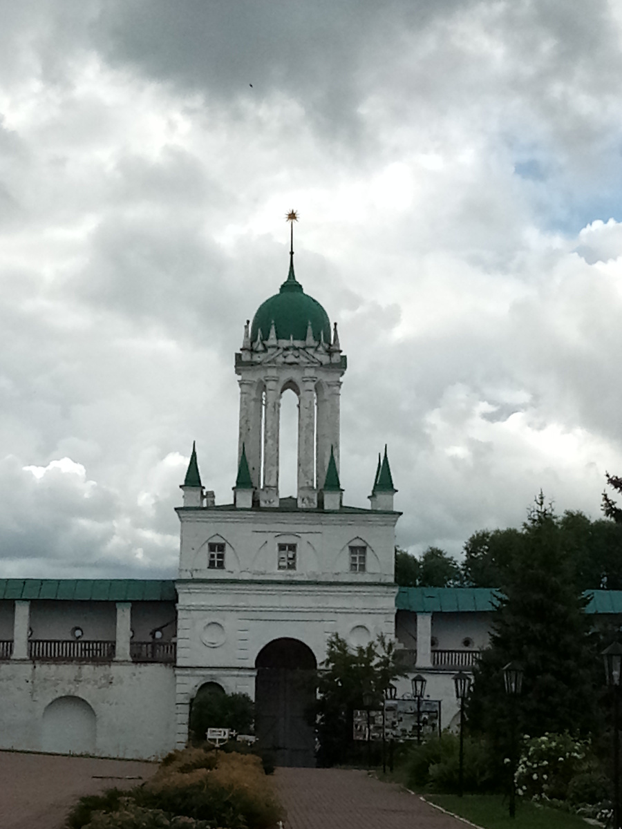 Ворота в сторону озера Неро называются Водяные и похожи на въездные по стилю, но выше. Видим на стене ограды боевой ход с круглыми бойницами. Обычно такие делали для пушек. Как то многовато.