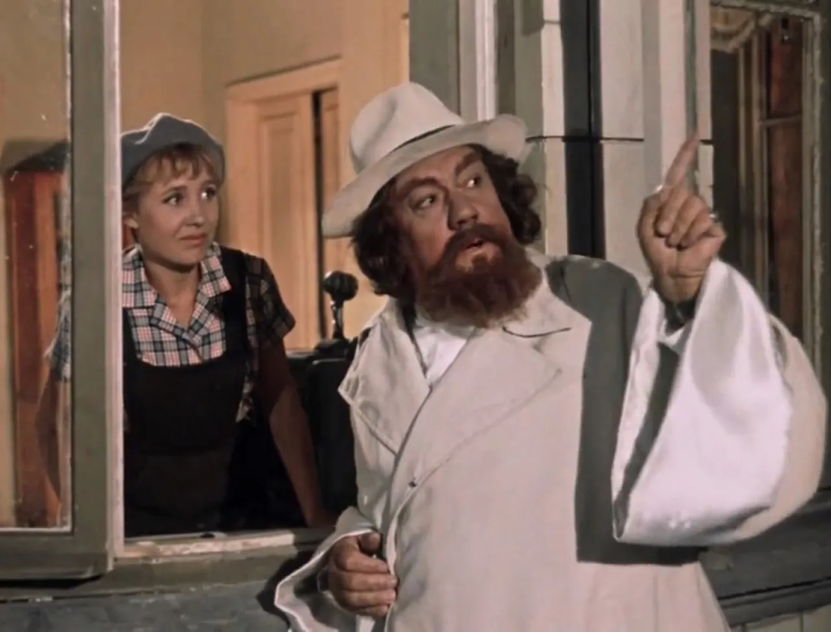 "Непорядок, дочь моя! Почему радио не глаголет?" Кадр из "Королевы бензоколонки"