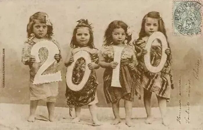 В 1910 году в Нью-Йорке фотограф сделал фотографию четырех маленьких девочек, которые передают благословения людям, живущим через сто лет. Источник: Historical Images