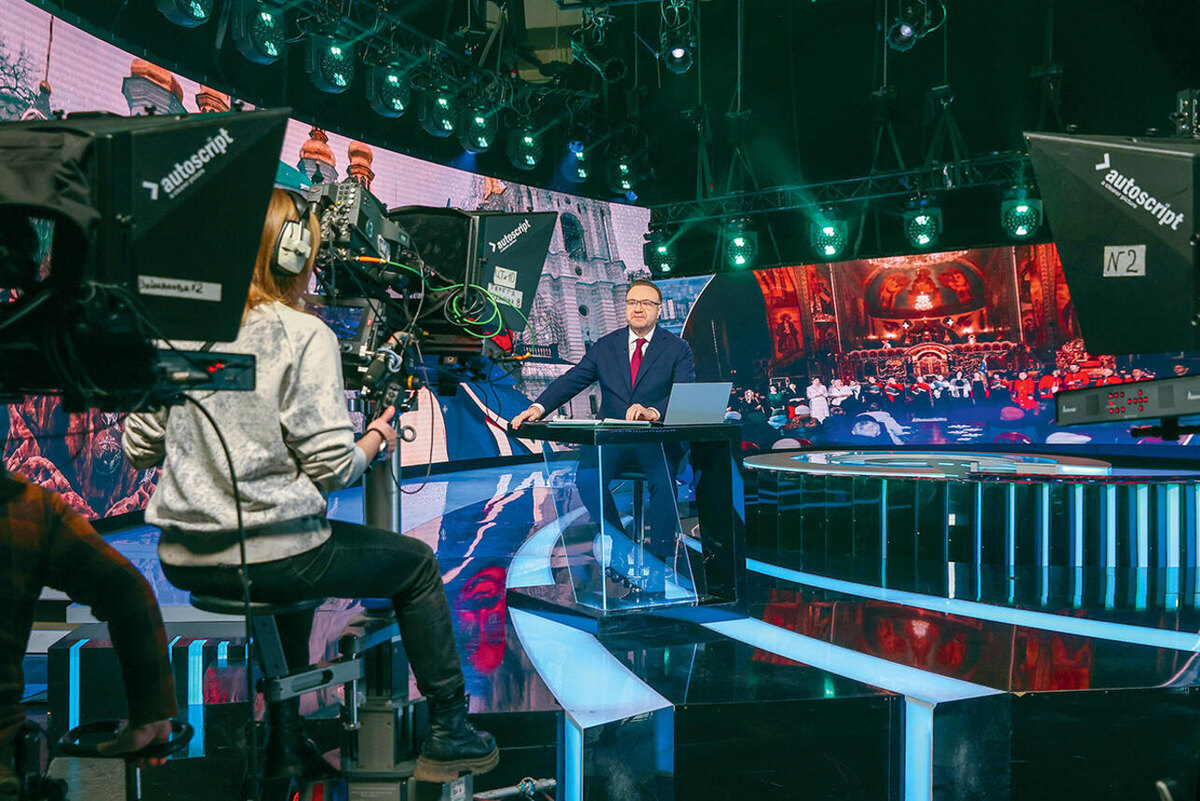    «Мне в «наследство» от Ирады Зейналовой досталась замечательная команда. Ее надежность и высокий профессионализм позволяют чувствовать себя в эфире уверенно и спокойно — я всегда знаю, что ребята не подведут» В студии программы «Итоги недели» на НТВ Михаил Зильбер/Пресс-служба НТВ